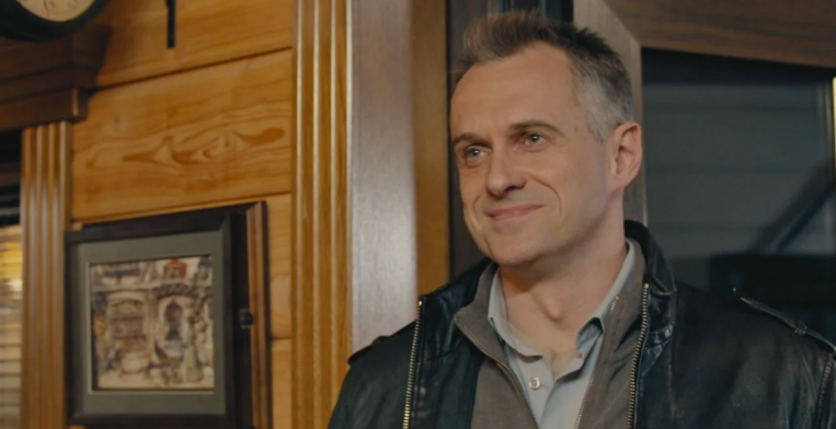 В компании коллеги Сергея Безрукова на театральных подмостках.