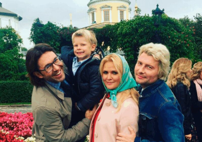 Семейное счастье: Андрей Малахов с супругой Натальей Шкулевой, сыном Александром и другом Николаем Басковым.