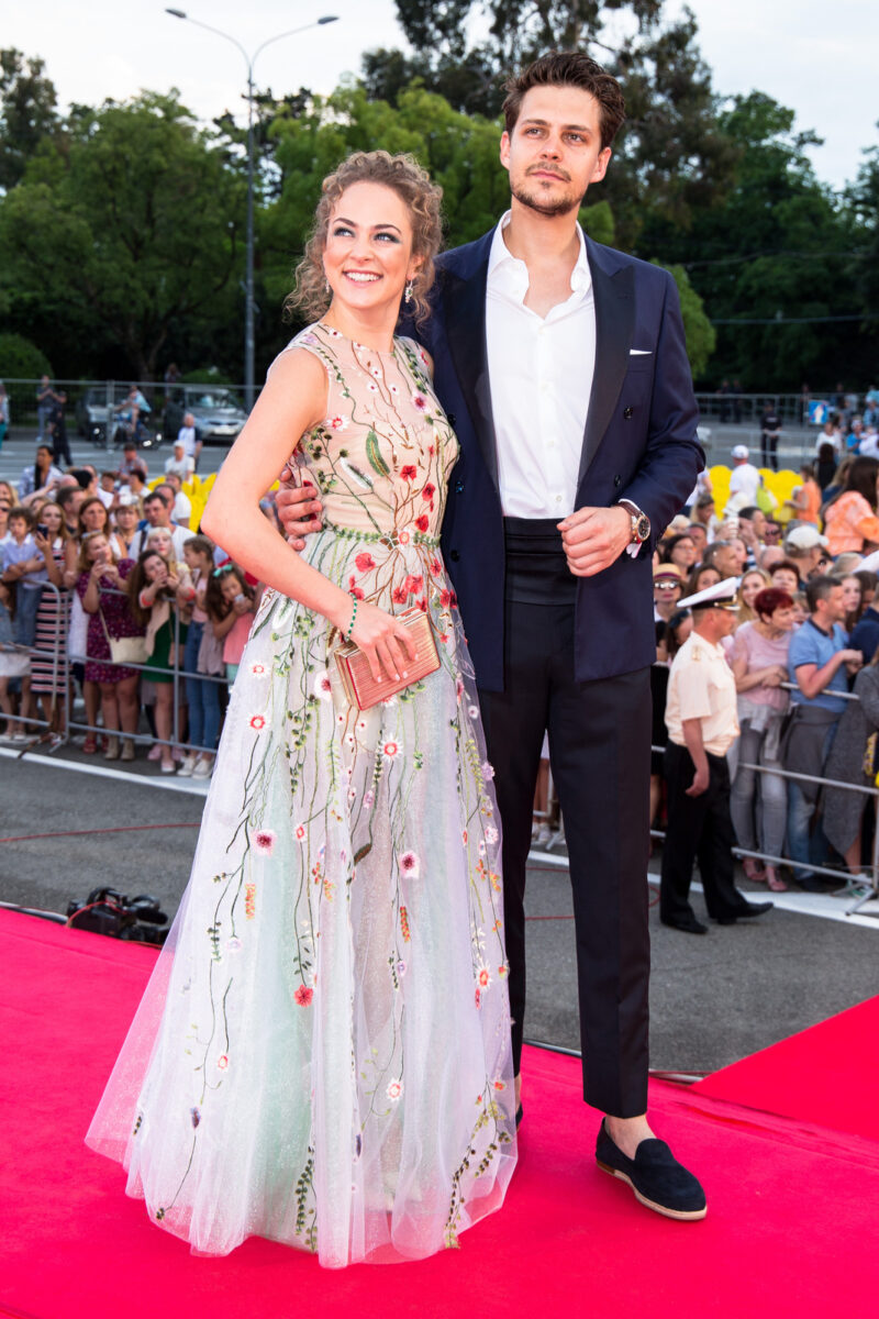 Путь Аглаи Тарасовой: бунтарство, звездные романы и неожиданное задержание с вейпом