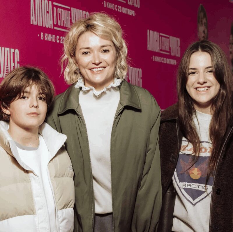 Надежда Михалкова с дочерью Ниной и сыном Иваном.