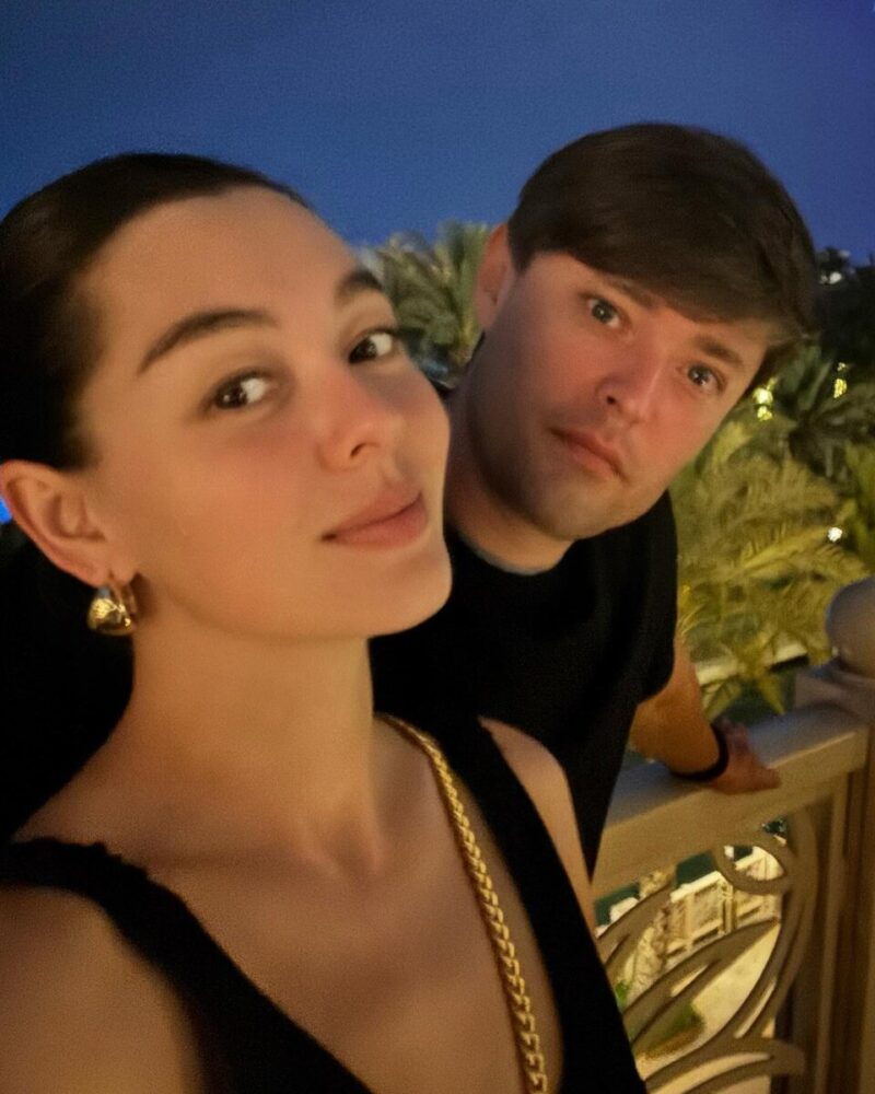 Неповторимая улыбка и взгляд, притягивающий внимание.