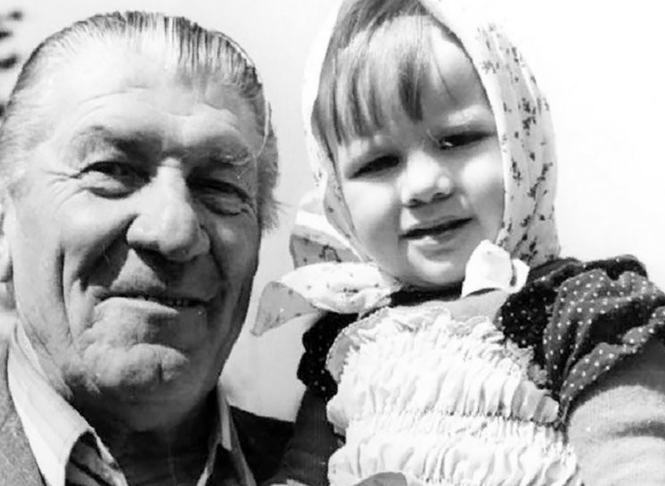 Счастливый дедушка: Николай Крючков с внучкой Катей