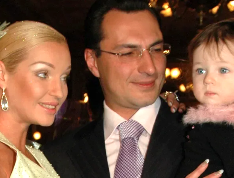 Семейный портрет: Анастасия Волочкова, Игорь Вдовин и их дочь Ариадна.