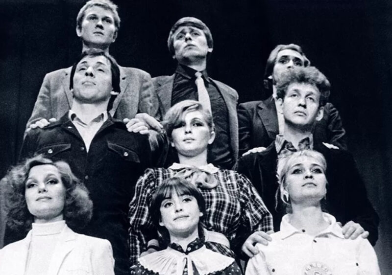 Молодые Елена Мольченко и Анатолий Лобоцкий на театральном капустнике.