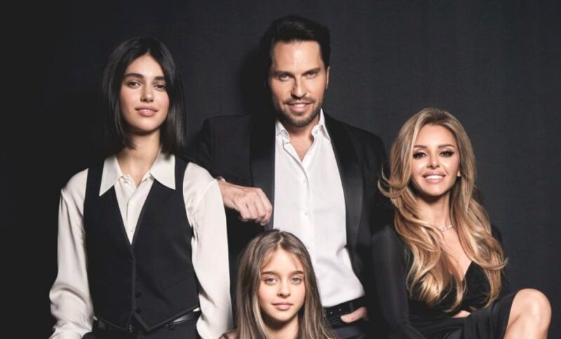 Александр и Анжелика Ревва с дочерьми Алисой и Амели, демонстрирующие семейную идиллию.