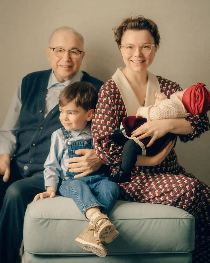 Татьяна Брухунова и Евгений Петросян с сыном и дочерью.