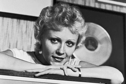 «Пою для души»: как 70-летняя Анне Вески пережила предательство в первом браке, но нашла любовь на 40 лет