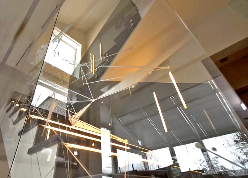 «Никакой показной роскоши!»: как выглядит уникальный стеклянный дом Александра Маршала, где нет ни одной шторы