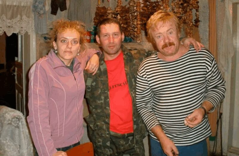 Капитан Василий Скромный (справа) в морской форме.