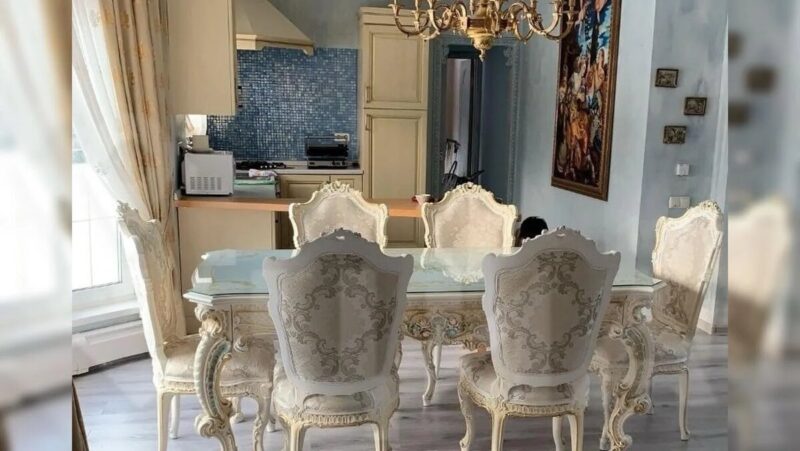 Детали интерьера, подчёркивающие театральную эстетику и творческий вкус хозяйки.