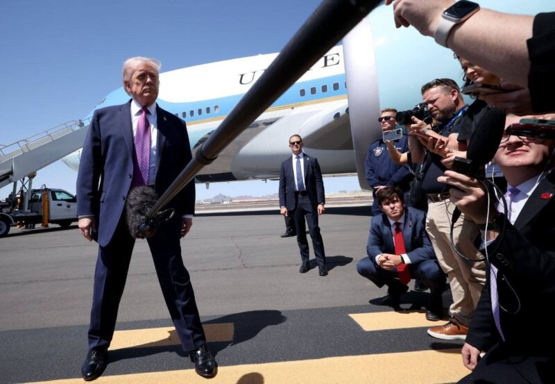 Загадки Овального кабинета: почему Трамп демонстрирует странные фото и к чему это приводит