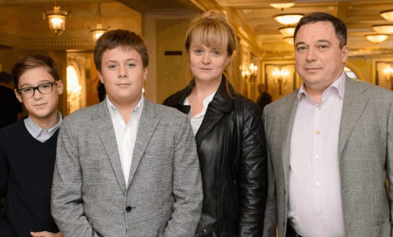 Анна и Альберт с сыновьями: семейная идиллия.