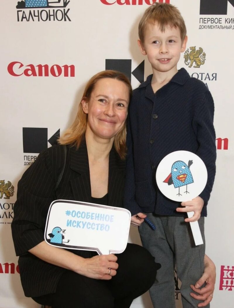 Дети актрисы, Марк и Маруся, растут в атмосфере творчества.