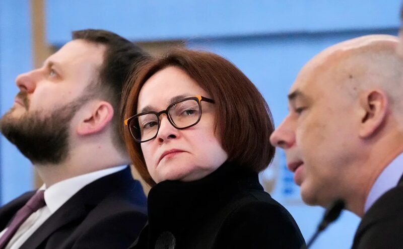 Эксперты говорят о скрытых интересах элиты, выходящих за пределы страны.