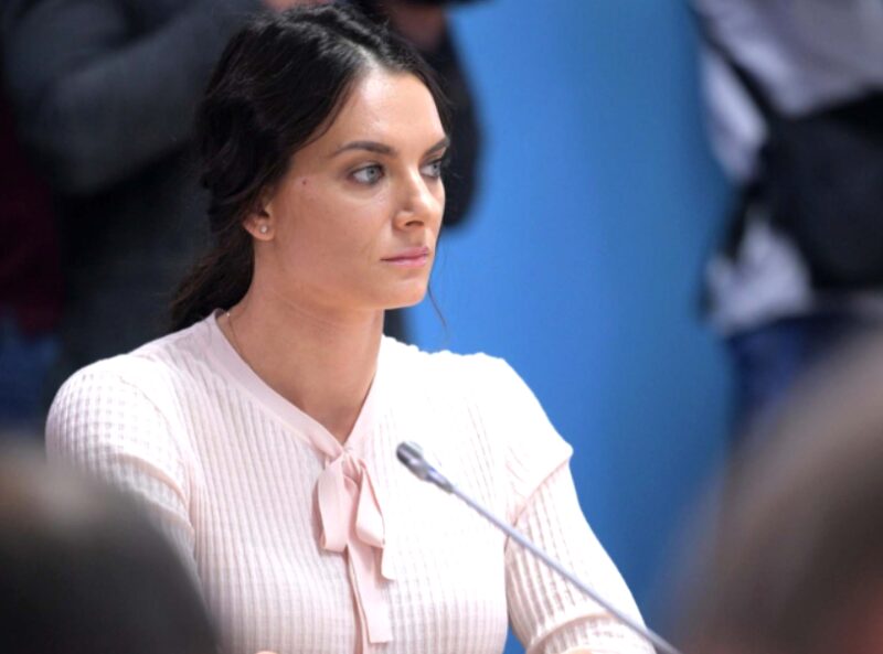 Елена Исинбаева после краткого визита в Россию, который был вызван трагическим событием.