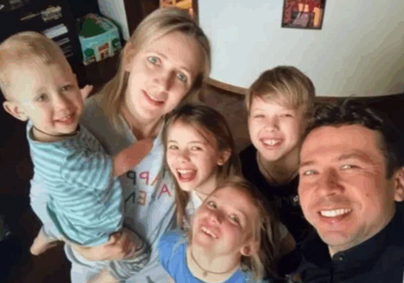 Многодетная семья Мерзликиных: Андрей, Анна и четверо их детей.