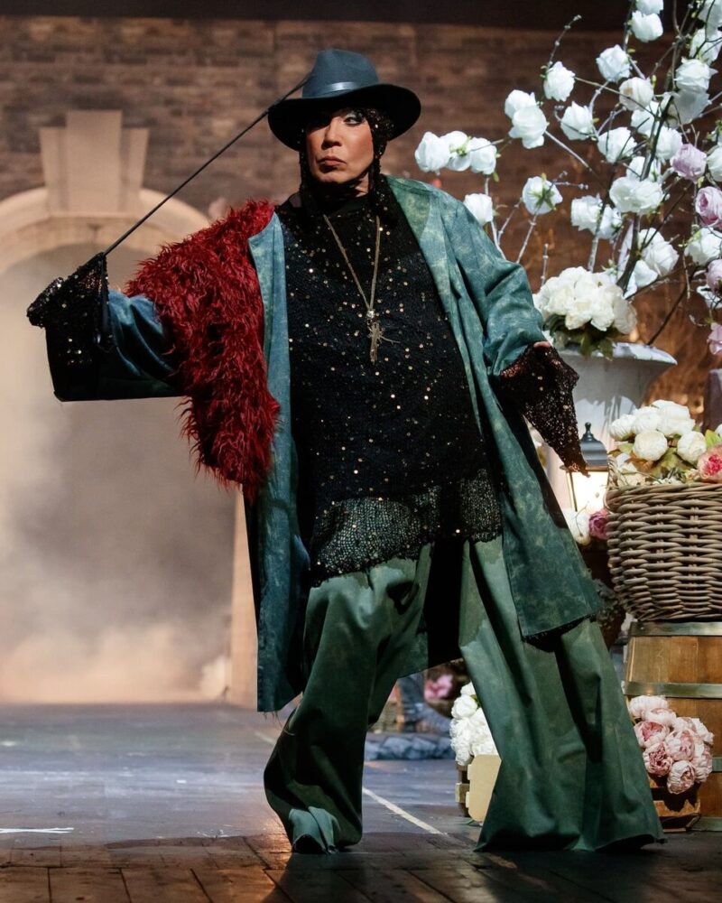 После ухода со сцены жизнь Александра изменилась