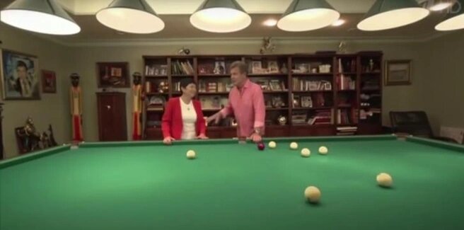 Барная зона с коллекцией напитков и массивной мебелью.