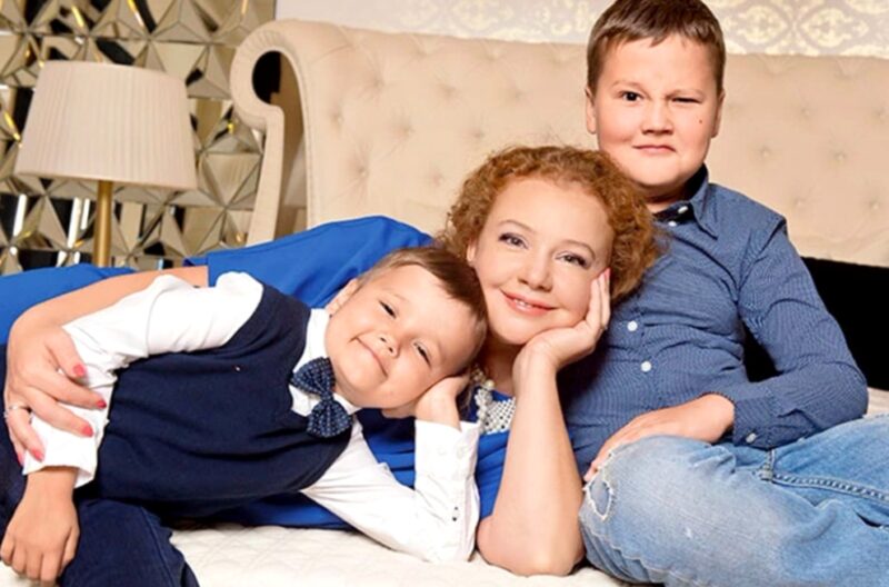 Актриса Татьяна Абрамова с сыновьями Иваном (справа) и Александром (слева).