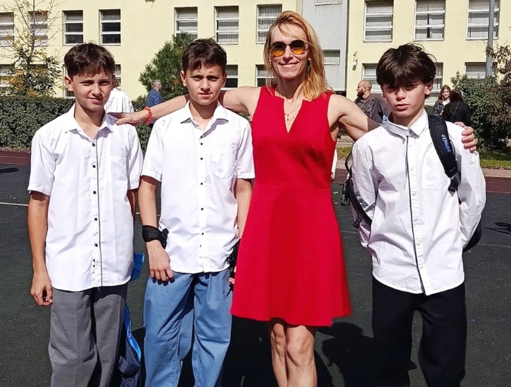 Мария Болтнева с сыновьями, которые стали её главной опорой.