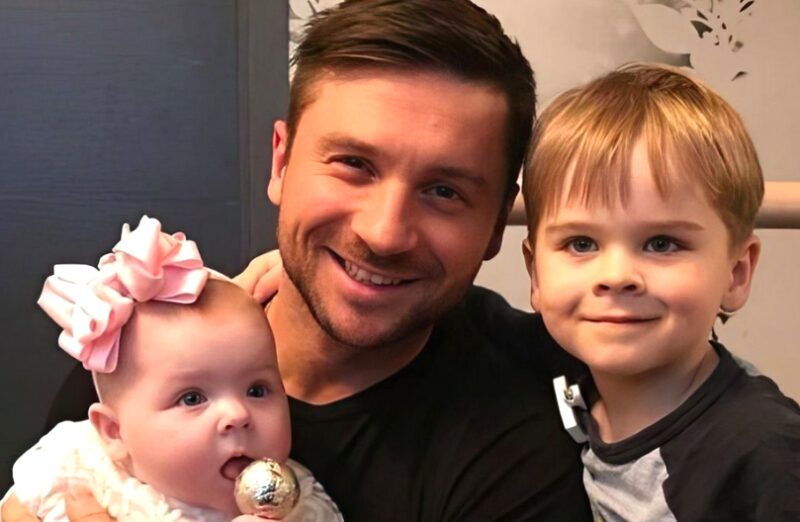 на фото Сергей Лазарев с сыном Никитой и дочкой Аней