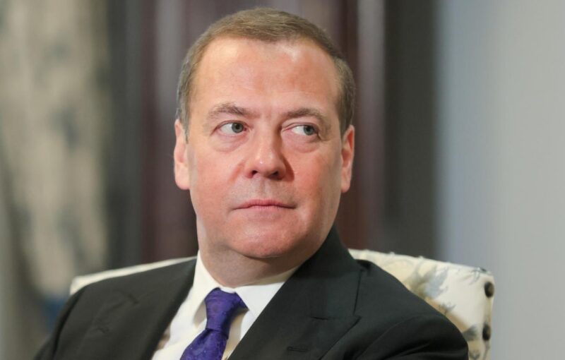 Активная публичная деятельность Медведева вызывает вопросы о его будущем.