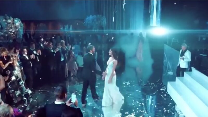 Невеста сияет счастьем в этот особенный день.