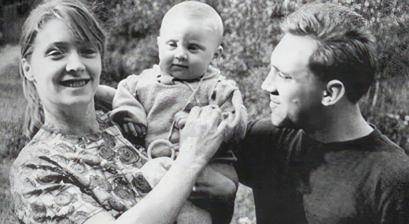 Семейный портрет: Людмила Абрамова с сыном Аркадием и Владимиром Высоцким