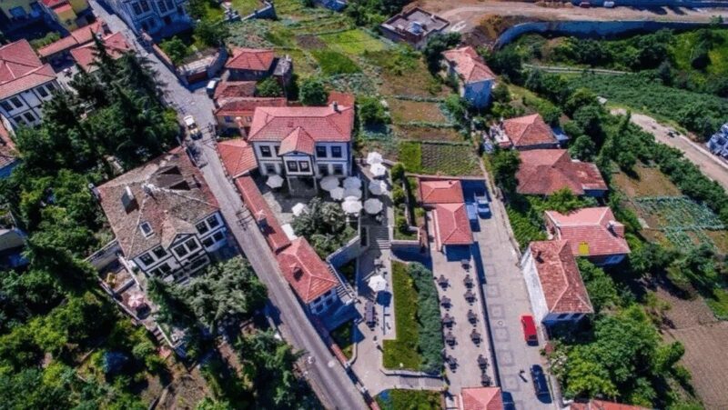 Фасад дома, выполненный в современной стилистике с элементами классики.