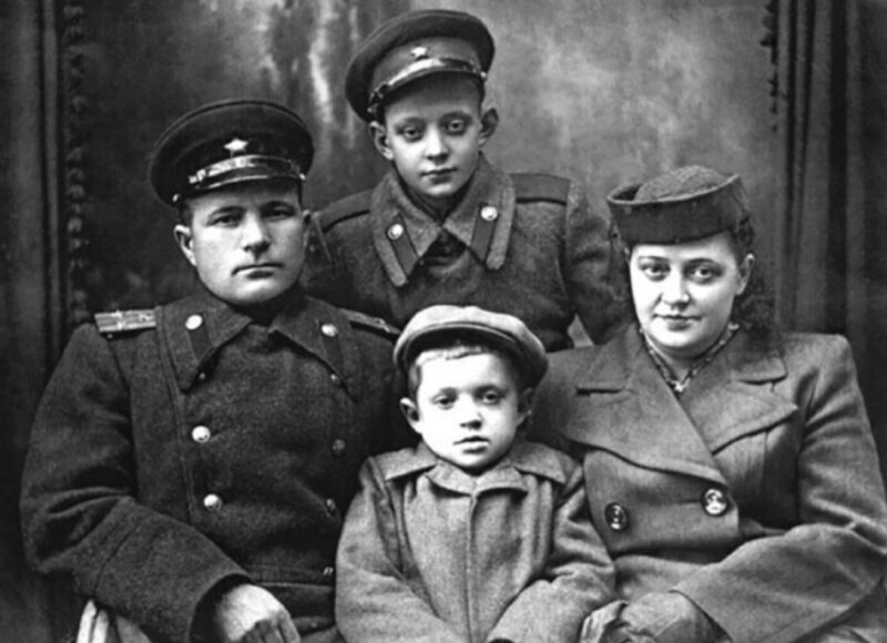 Маленький Лёва с матерью, отчимом и младшим братом. Отчим сыграл ключевую роль в его судьбе.