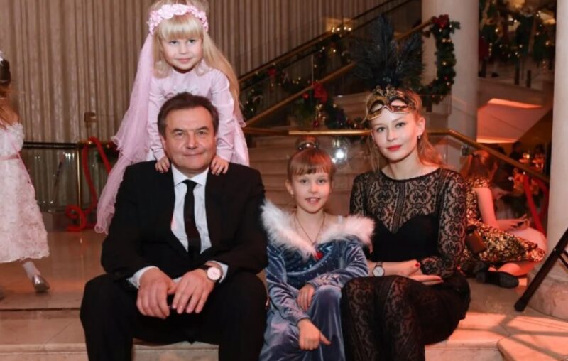 Алексей Учитель и Юлия Пересильд с дочерьми, Анной и Машей.