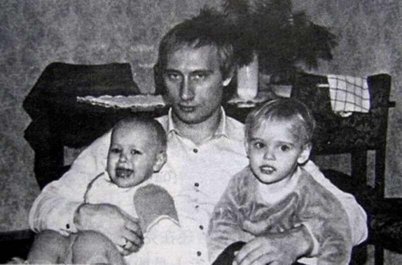 Редкие кадры: Владимир Путин в кругу семьи с дочерями Марией и Катериной.