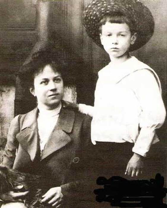 Последние годы жизни Александры Коллонтай, наполненные борьбой и тихой заботой о сыне.