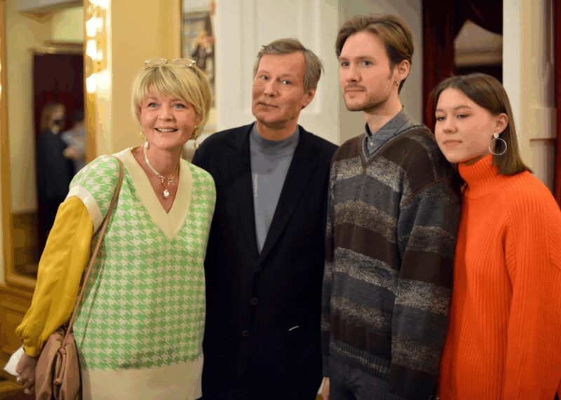 Юлия Меньшова и Игорь Гордин с сыном Андреем и дочерью Таисией