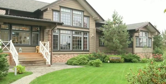 Ванная комната в загородном доме, выполненная в спокойных тонах.