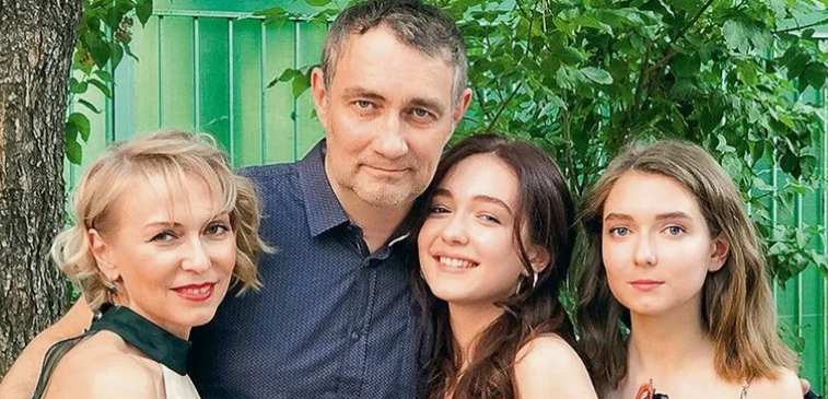 Константин Юшкевич с супругой Ольгой и дочерьми