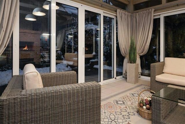 Уютное пространство беседки, предназначенное для круглогодичного отдыха.