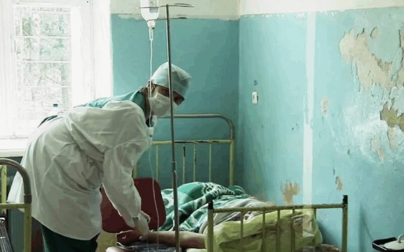 «Денег нет, держитесь»: почему в 10 регионах люди «умирают по дороге», а поручение Путина и 8 триллионов не спасут медицину от кадрового голода