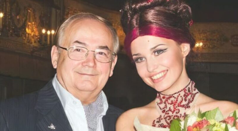 Аглая Шиловская в юные годы рядом с выдающимся дедом, Всеволодом Шиловским.