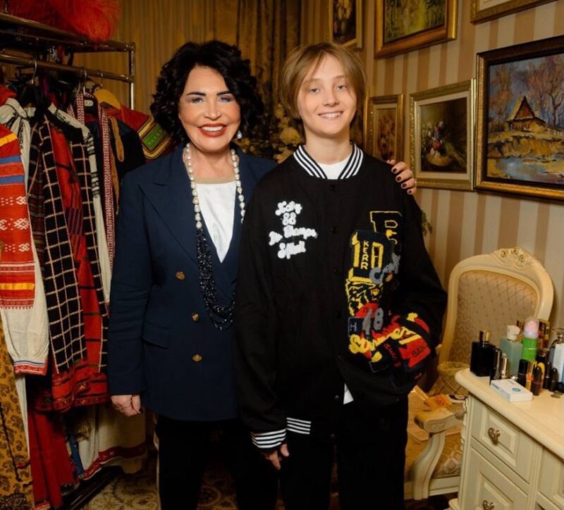 Объединенное пространство гостиной и столовой в столичных апартаментах.