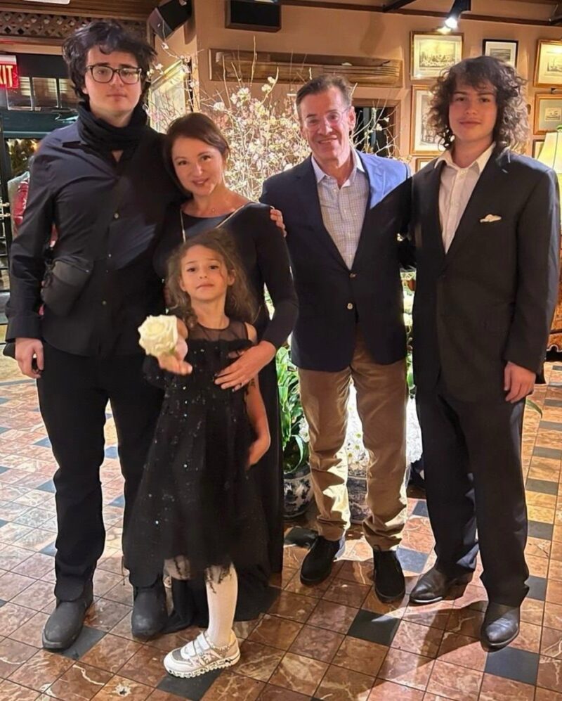 Комната Александра, наполненная спортивными плакатами и детскими рисунками.