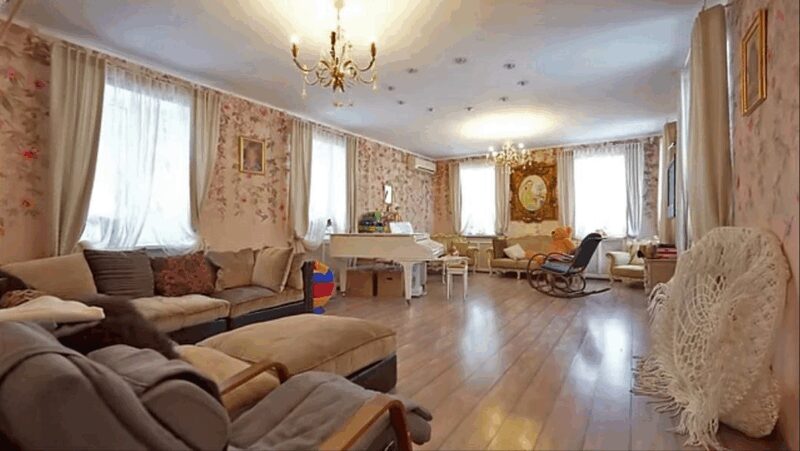 Моё место силы: как Алла Довлатова создала дом 1956 года, где четверо детей спят на морозе, а она «чувствует себя моложе»