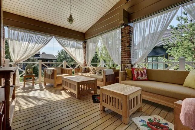 Общий вид на загородное имение, где каждая деталь продумана с любовью.