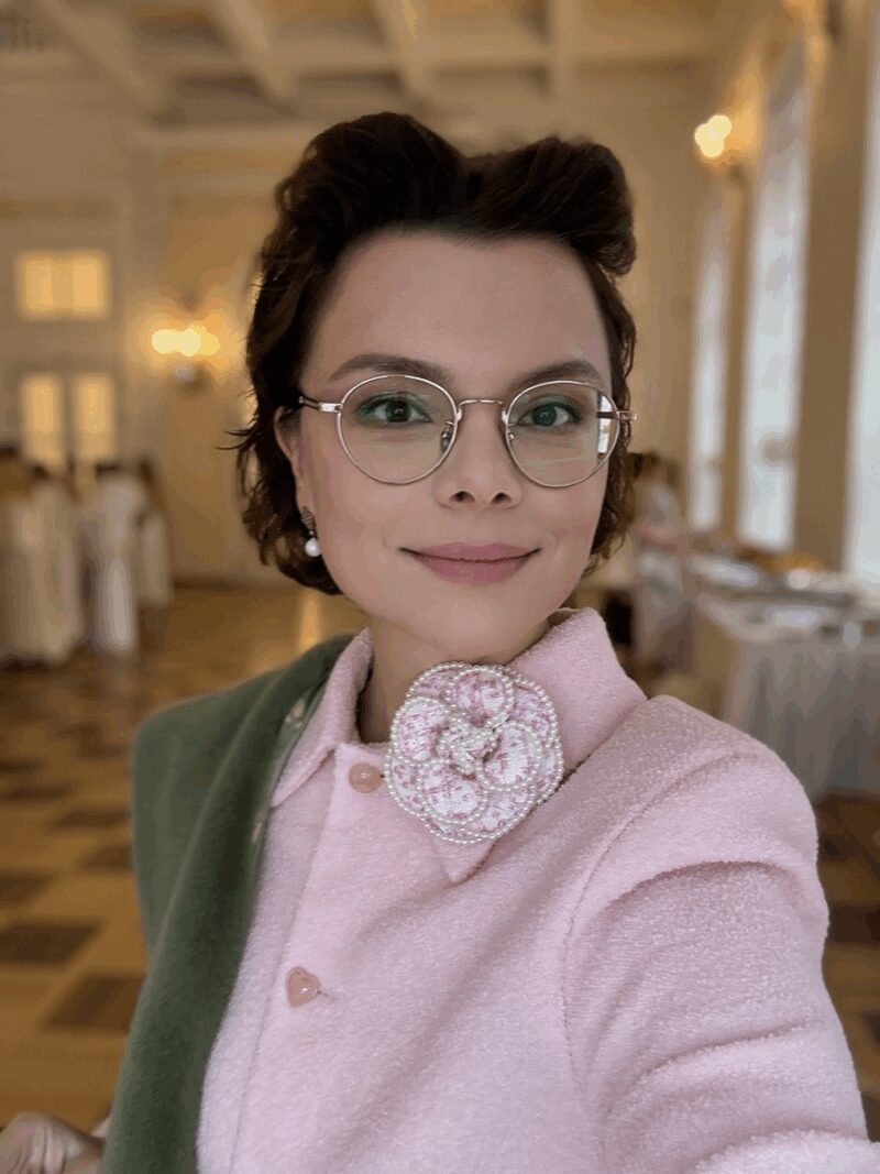 Татьяна Брухунова всегда выбирает элегантные, но порой спорные образы.