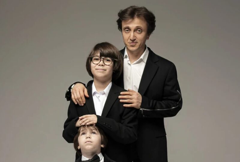 Денис Дорохов с сыновьями Артемом и Богданом, разделяя моменты семейного счастья.