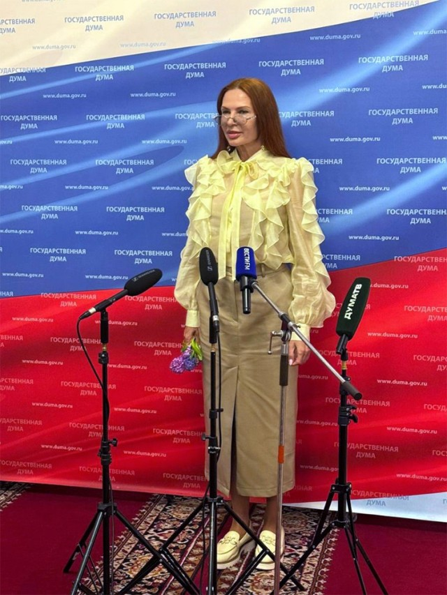 Культовый образ игривой медсестры из «Маски-шоу» принес Эвелине Блёданс всенародную любовь и узнаваемость.