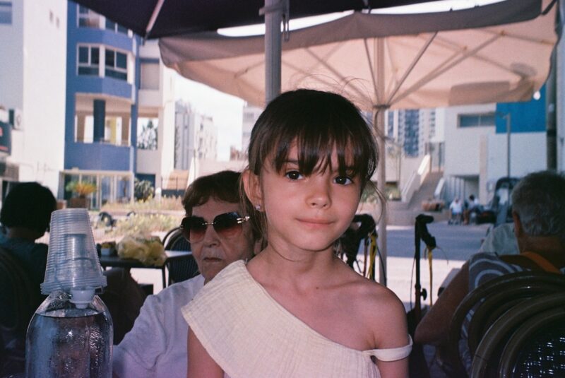 Мира, младшая дочь Светланы Ивановой, растёт очень любознательной и активной.