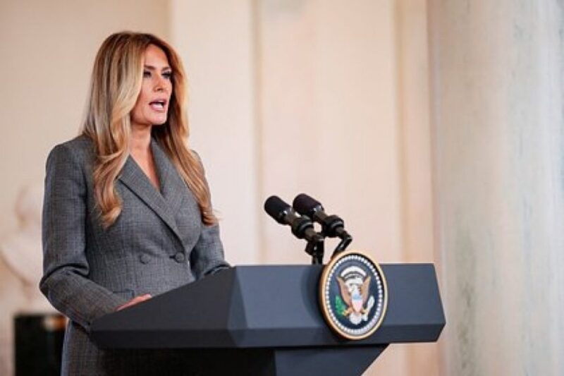 Скандал с Эпштейном вновь сотрясает Белый дом: Мелания Трамп под ударом, а президент на распутье