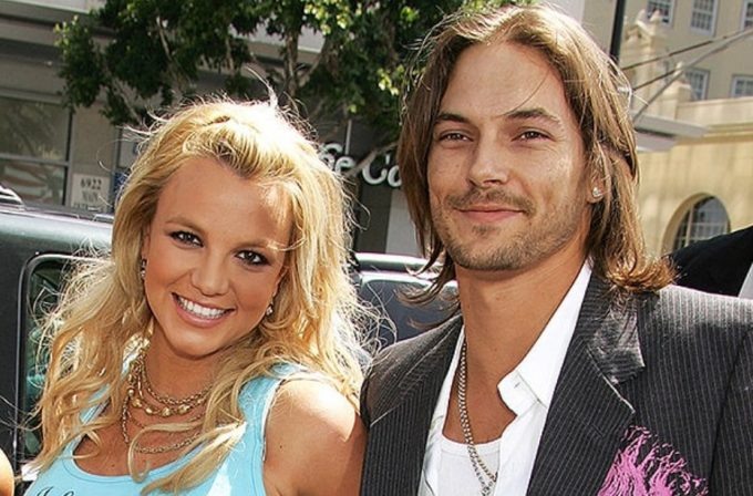 Бритни Спирс и Кевин Федерлайн в начале своего бурного романа, ознаменованного необычным предложением в самолёте.