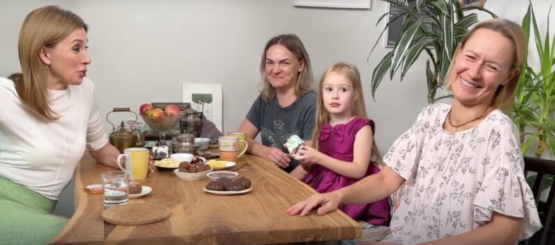 Маруся с мамой: дочь заметно выросла и стала похожа на Евгению.